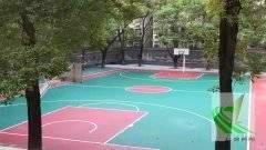 岳塘区首片新国标篮球场由亚新体育建成